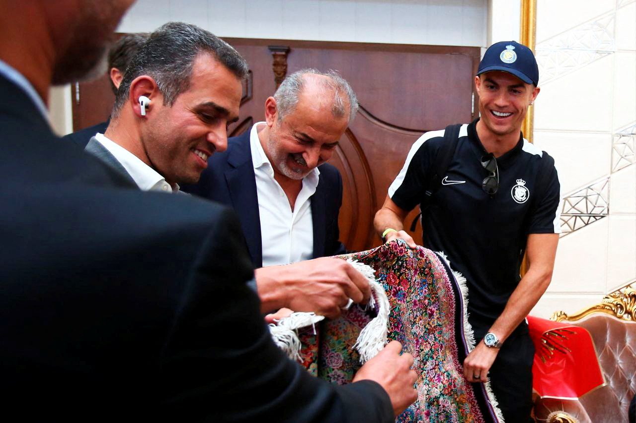 استقبال حاشد للنجم البرتغالي رونالدو في إيران بعد وصوله مع النصر (رويترز)