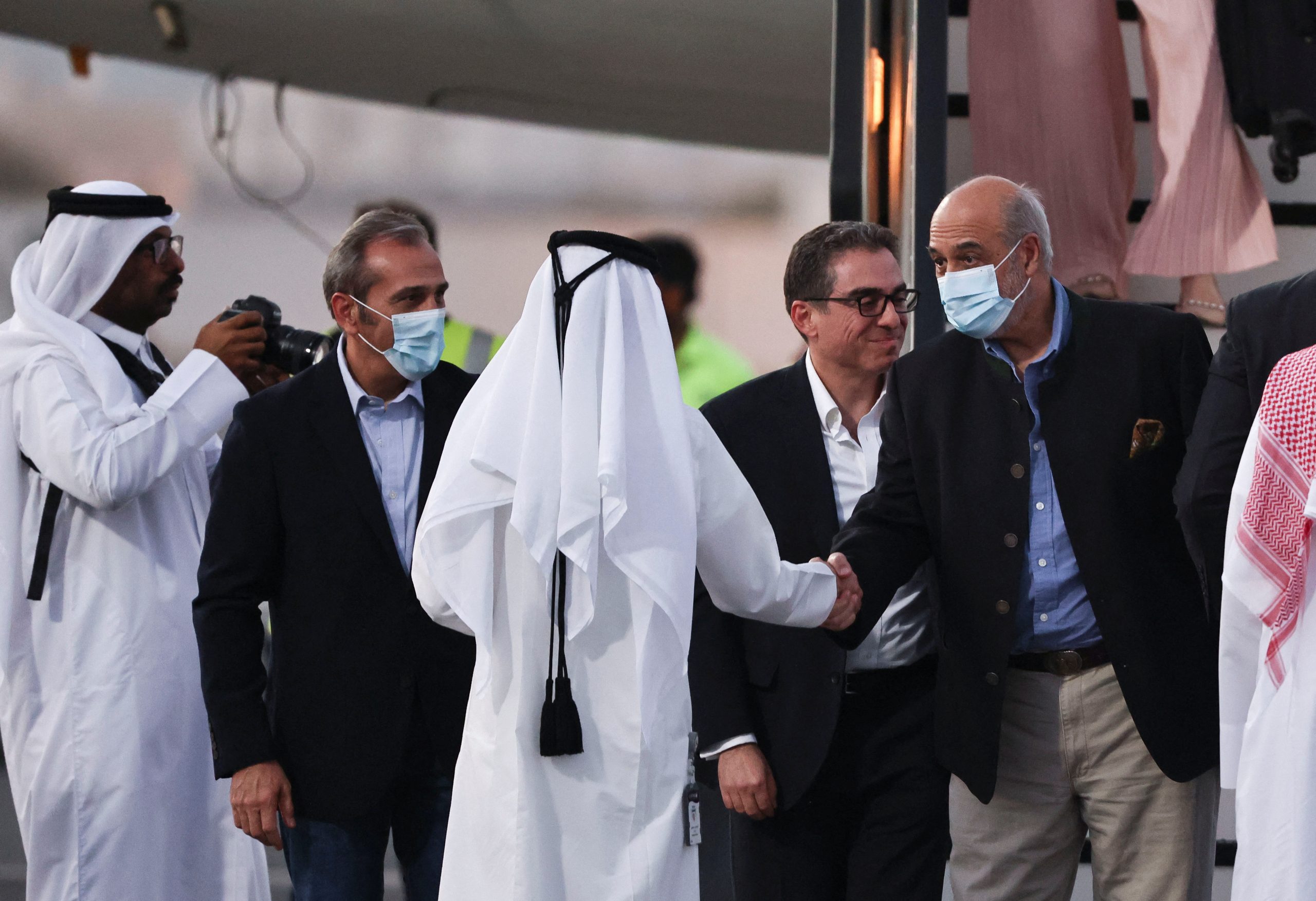 وصول 5 أمريكيين إلى قطر ضمن صفقة تبادل سجناء بين واشنطن وطهران.. وأمريكا تطلق سراح 5 إيرانيين (صور)
