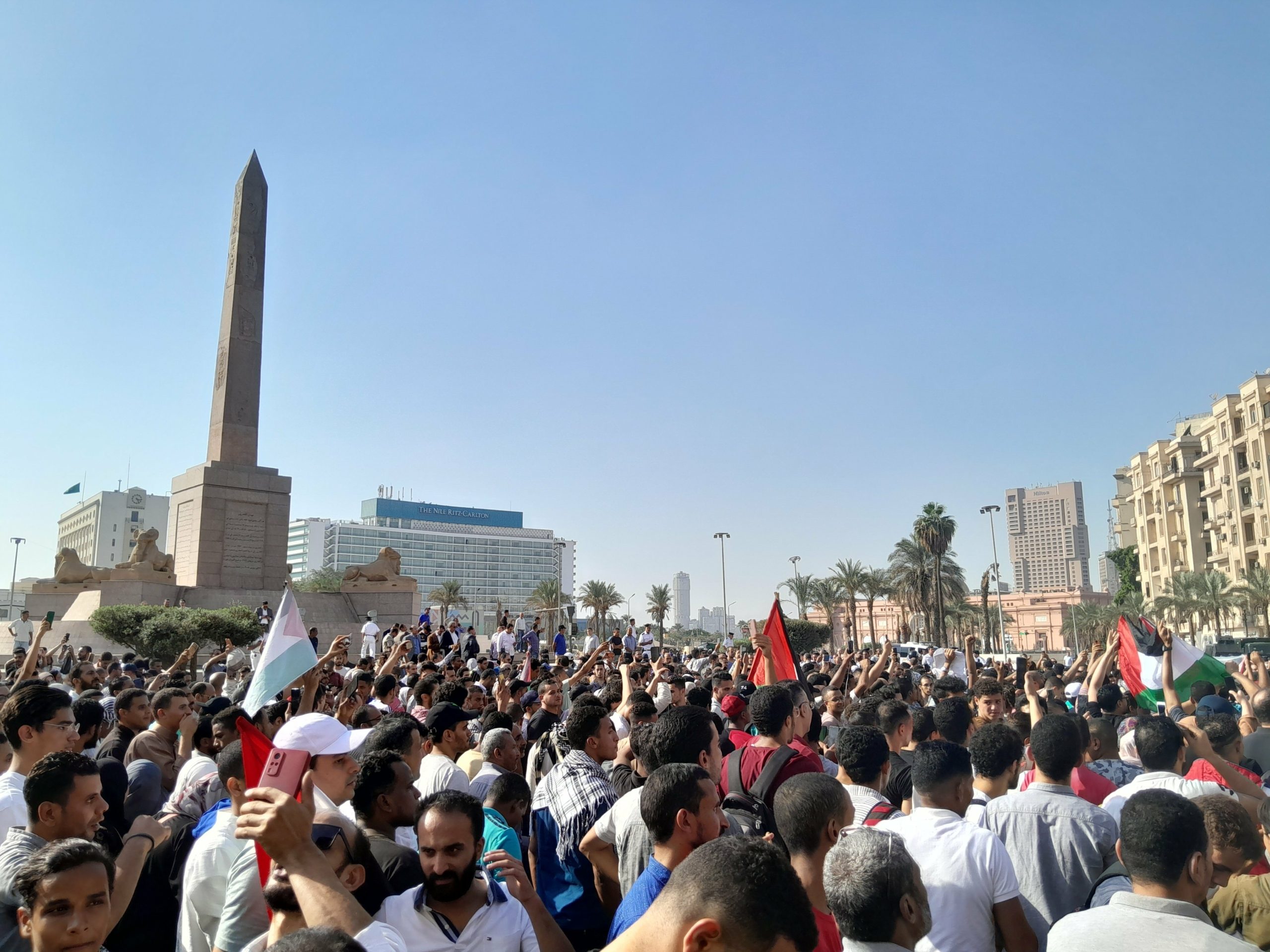 الأمن المصري يفض مظاهرات  داعمة لفلسطين بميدان التحرير ويعتقل العشرات.. وفيديو يوثق تمزيق صور للسيسي