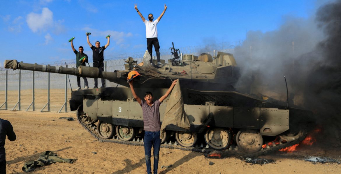 الفلسطينيين يحتفلون فوق دبابة إسرائيلية/ رويترز