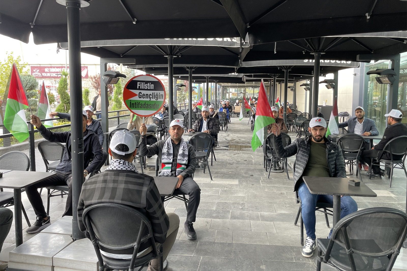 شباب أتراك يحتجون ضد “ستاربكس” مرتدين الكوفية الفلسطينية.. بدؤوا حملة ضد السلسلة بعموم تركيا (صور)