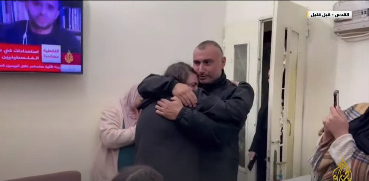 الاحتلال يفرج عن الأسيرة نفوذ حماد.. الطفلة الفلسطينية استقبلت عائلتها بالأحضان والبكاء الشديد