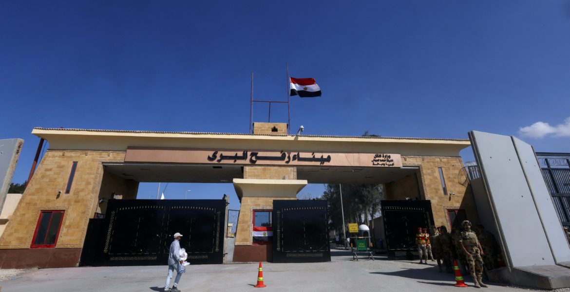 مصري ينفجر باكياً