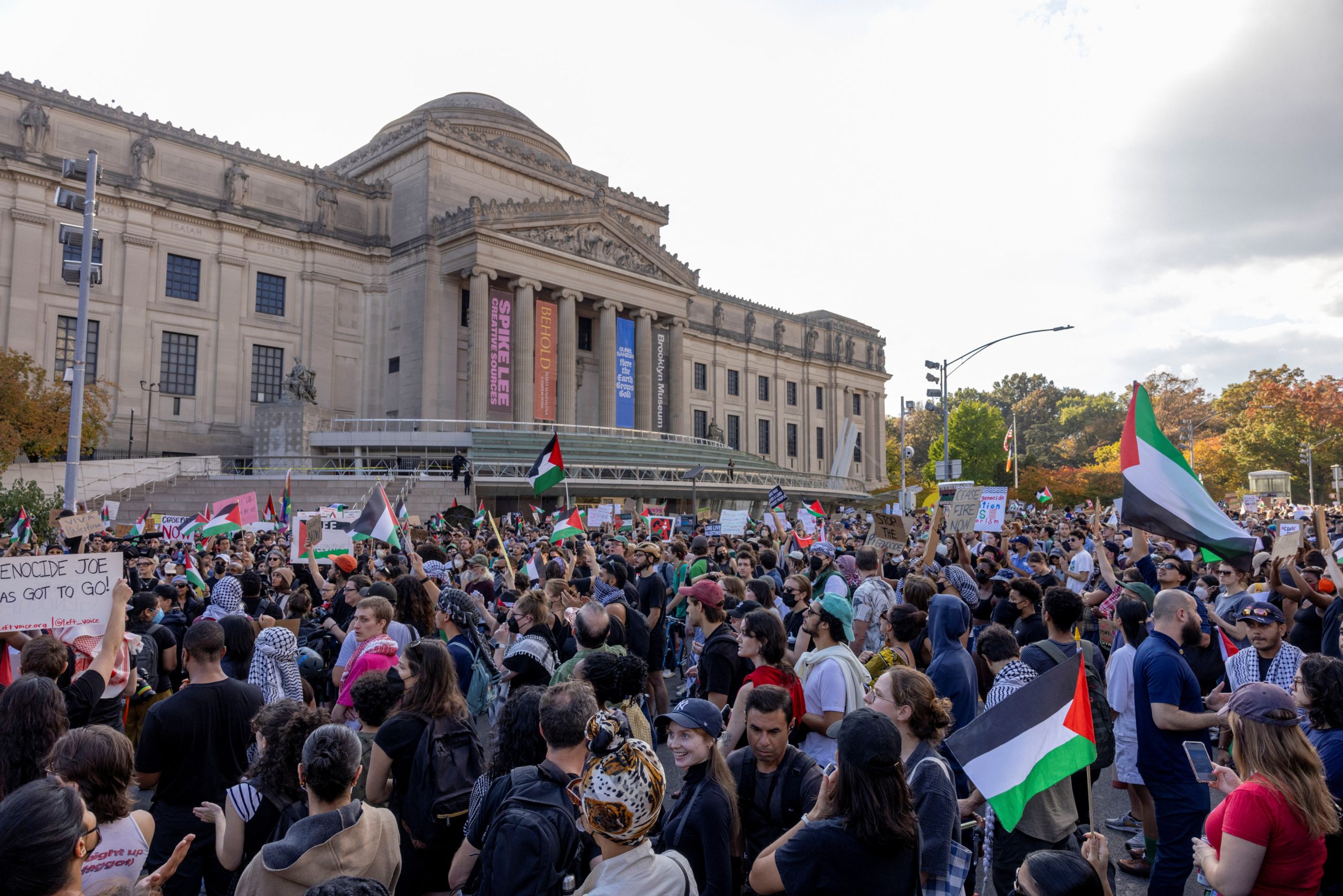 أمريكا مظاهرات غزة الاحتلال - هناك في أقصى الغرب، وفي أرض الولايات المتحدة الأمريكية التي تتعاون على إبادة الشعب الفلسطيني، زرع ناشطون 13 ألف علم لفلسطين في حديقة الكابيتول (مقر الكونغرس الأمريكي) كناية عن عدد الأطفال الذين قُتِلُوا، هناك استطاع هؤلاء التعبير عما يعتلج في صدورهم وقضيتهم الكبرى وهم مجموعة تناهض القتل والتدمير في فلسطين، وتقف مع الحق، ولعل هذا الحال يجعلني أطوف حول مجتمعاتنا العربية التي يحاول بعض شعوبها أدلجة القضية بغية طرحها كقضية تخص الفلسطينيين وحدهم ليس لبقية العرب شأن بها