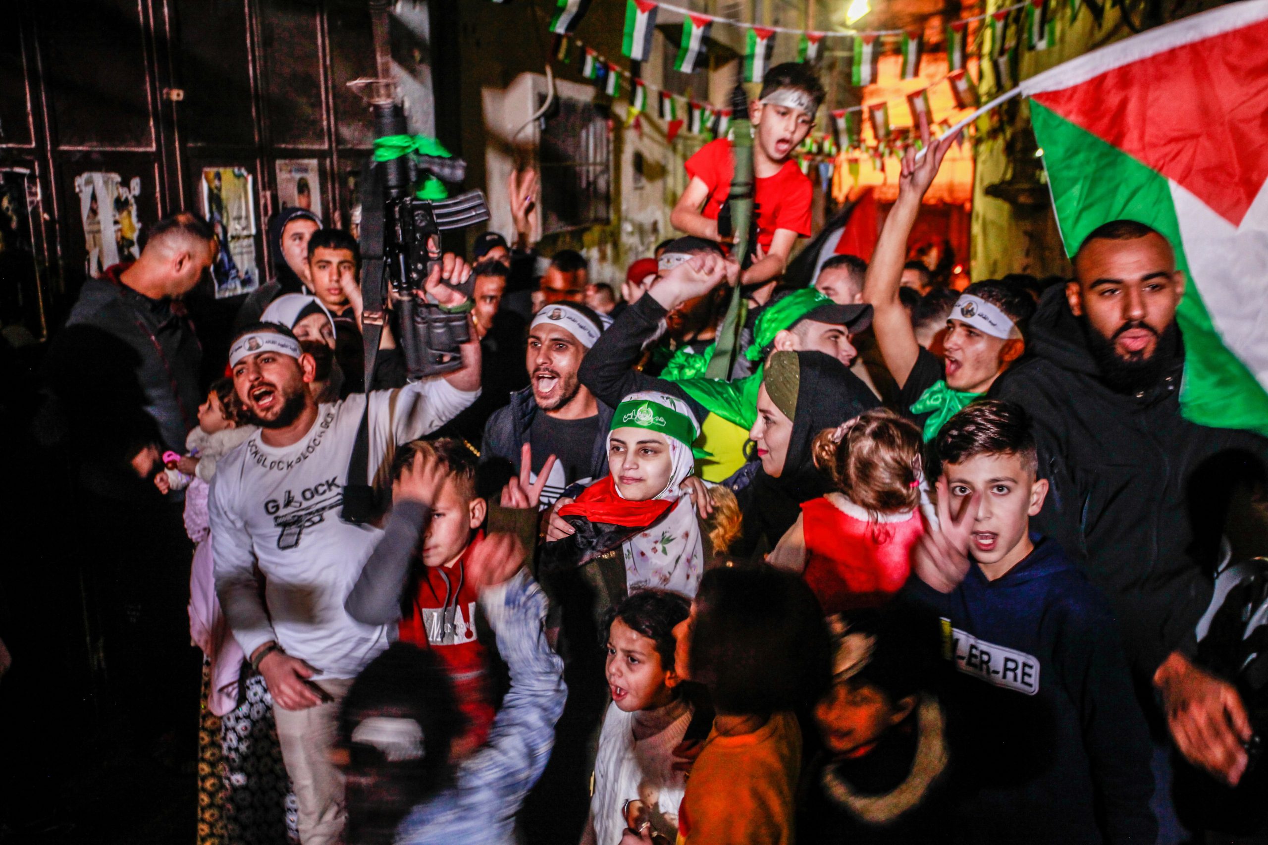 فرح ممزوج بالألم.. الأسرى الفلسطينيون يعانقون الحرية لكنهم يعودون إلى سجن كبير أكثر تنكيلاً بفعل الاحتلال