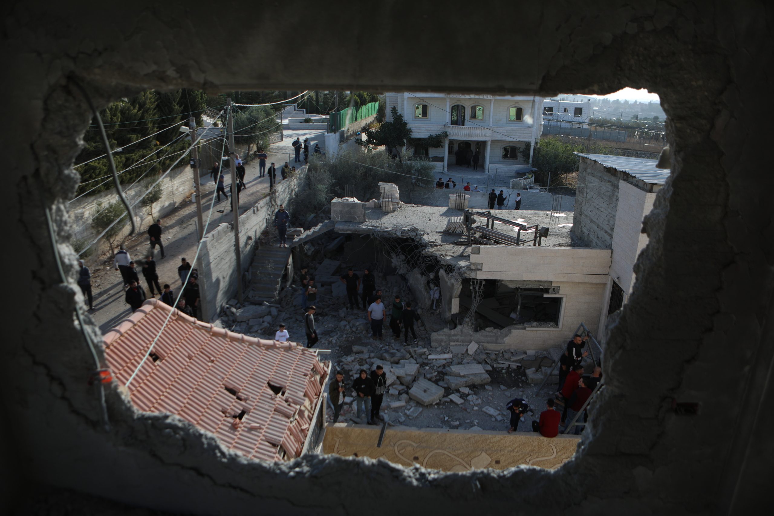 الفلسطينيون بالضفة تحت وطأة قيود الاحتلال.. يواجهون شللاً اقتصادياً وسط تزايد هجمات المستوطنين