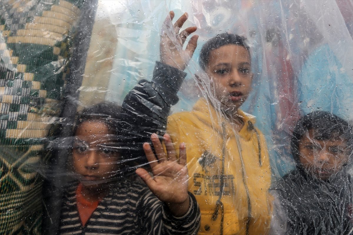 “الغذاء والمياه النظيفة ترف لا يستطيعون تحمّل تكلفته”! الفلسطينيون بغزة يعانون بعد أن أجبرهم الاحتلال على ترك منازلهم