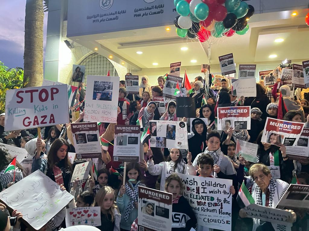 “على الدول أن تستفيق من غيبوبتها”.. مئات الأطفال بالأردن يشاركون بمسيرة تضامنية مع أقرانهم في غزة