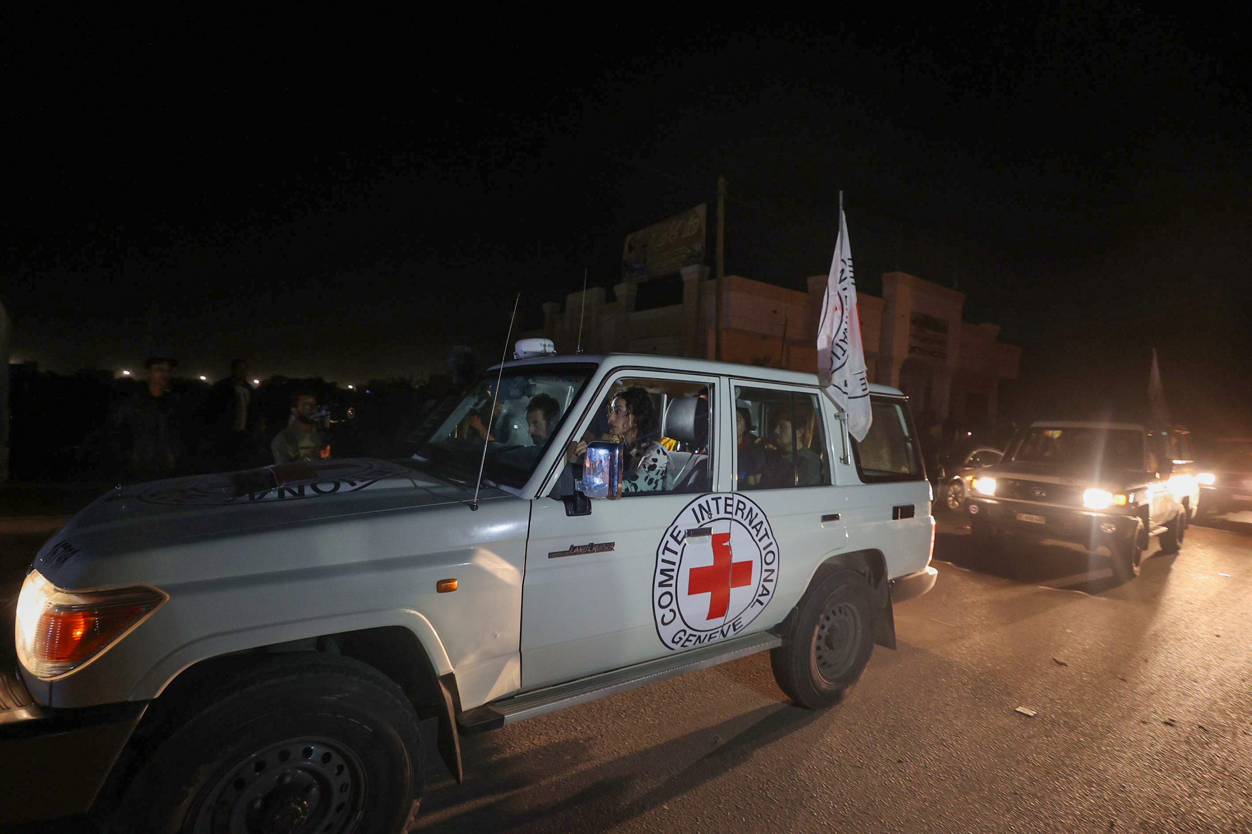 جنود الاحتلال يقتحمون منزل أسيرتين فلسطينيتين على قوائم التبادل.. سرقوا حلوى الاحتفال ومنعوا عائلتيهما من التعامل مع الإعلام