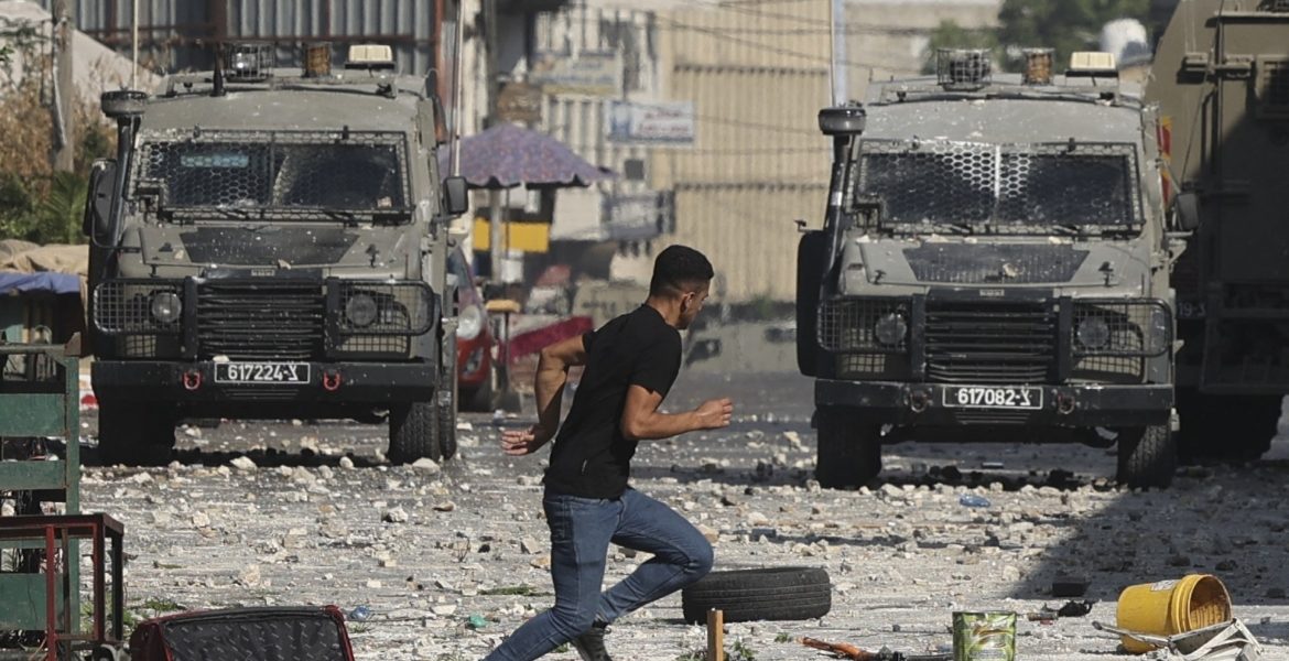 هدنة في غزة واشتباكات في الضفة الغربية.. الاحتلال اقتحم عدة مدن وبلدات واعتقل وأصاب فلسطينيين