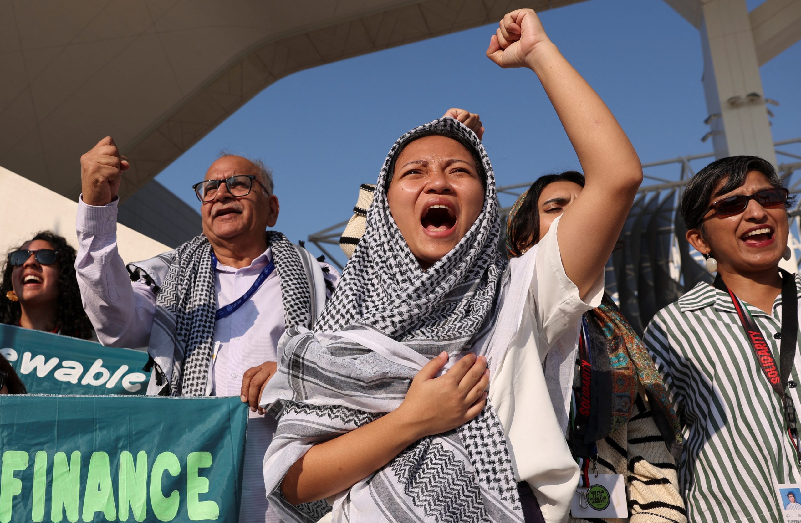 تلقوا تهديدات إذا ارتدوا الكوفية أو شارات مؤيدة لفلسطين! نشطاء بقمة المناخ بدبي يواجهون قيوداً غير مسبوقة