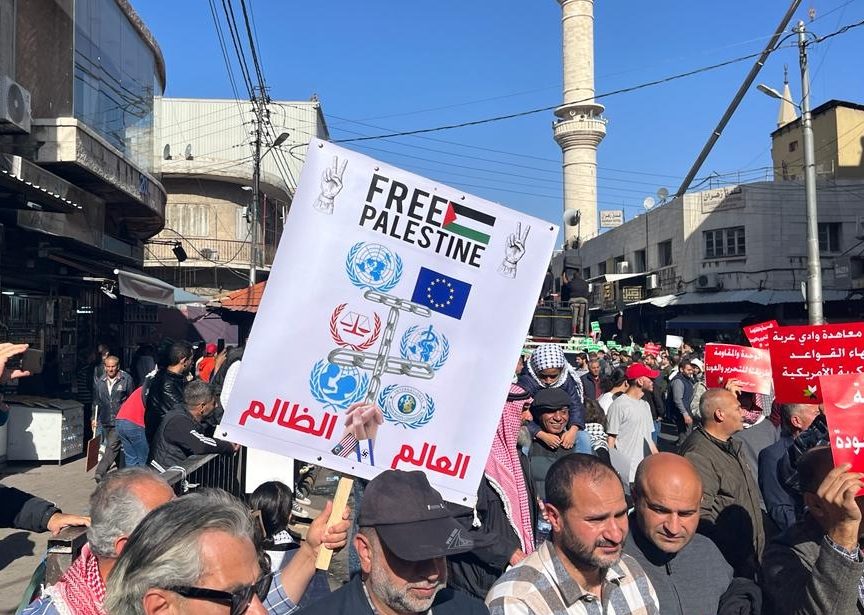 آلاف الأردنيين يتظاهرون تضامناً مع غزة وتنديداً بعدوان الاحتلال.. رددوا هتافات دعماً للمقاومة