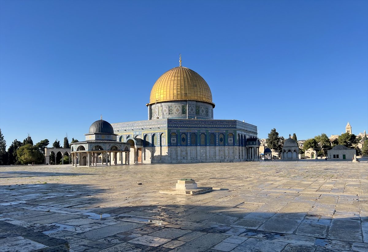 المسجد الأقصى “شبه فارغ” من المصلين للجمعة الـ10 على التوالي.. والاحتلال يعتدي على صحفيين بالقدس