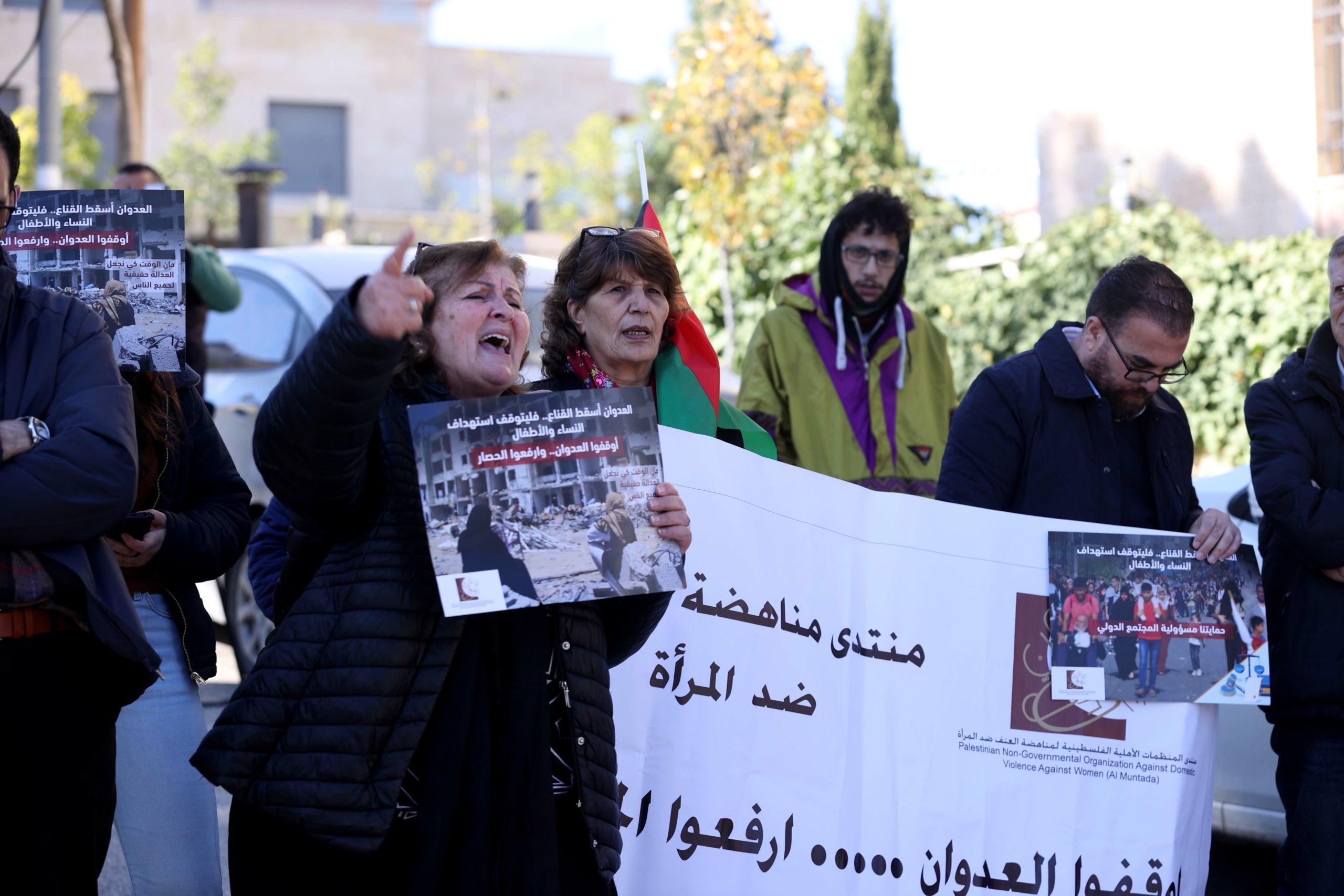 “على مصر فتح معبر رفح دون قيد”.. عشرات الفلسطينيين يحتجون أمام سفارة القاهرة في رام الله نصرةً لغزة