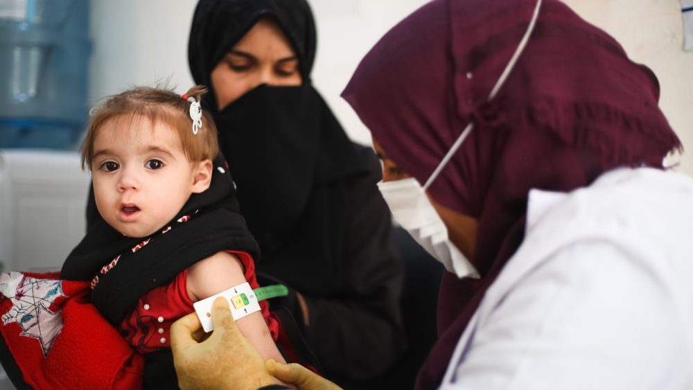 يهدد حياة الطفل بالإعاقة الدائمة.. ما هو تأثير سوء التغذية على المرأة المرضعة في قطاع غزة؟