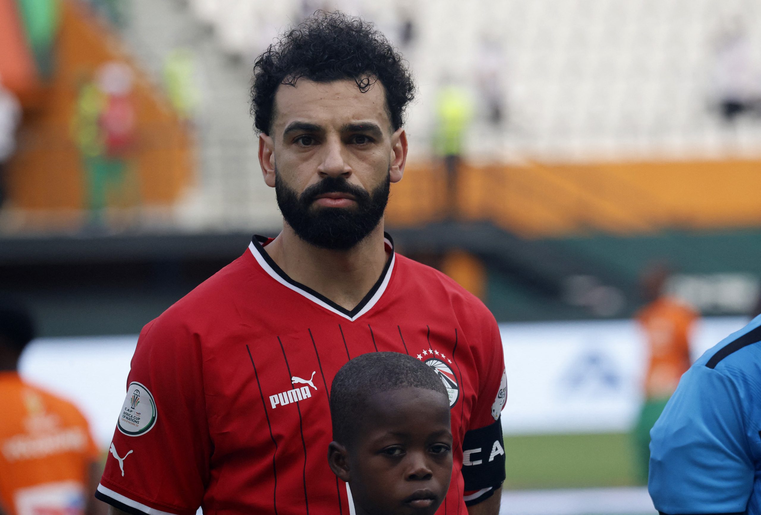 محمد صلاح قبيل انطلاق مباراة مصر وموزمبيق (رويترز)