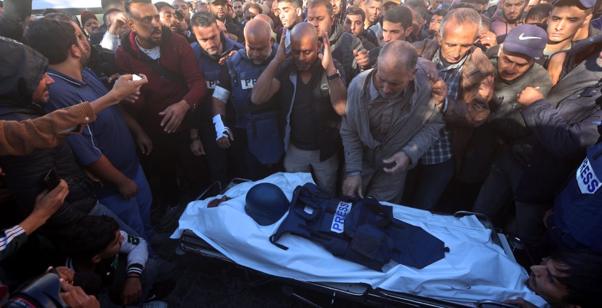 قصفته ثم تركته ينزف حتى استشهد.. تقرير يوثق كيف تعمّدت قوات الاحتلال قتل مصور الجزيرة سامر أبو دقة