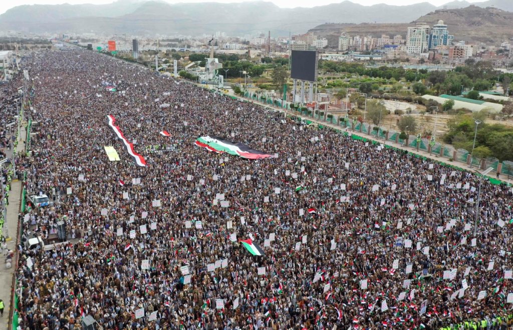 مظاهرات حاشدة في مدن يمنية دعماً لغزة.. المشاركون رددوا هتافات مناهضة للولايات المتحدة وإسرائيل