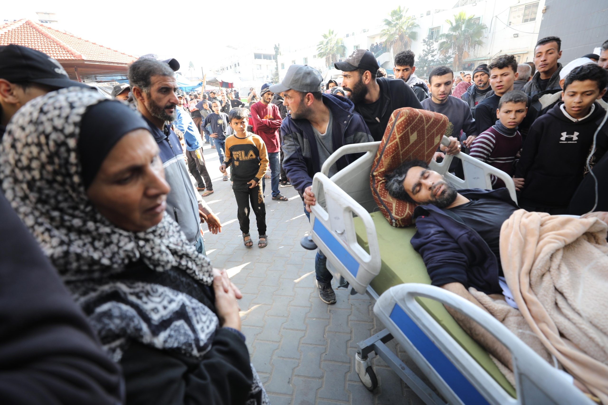 حصيلة الشهداء في غزة تتجاوز 26 ألفاً معظمهم نساء وأطفال.. ومسؤول أممي: الجوع يفتك بالناس
