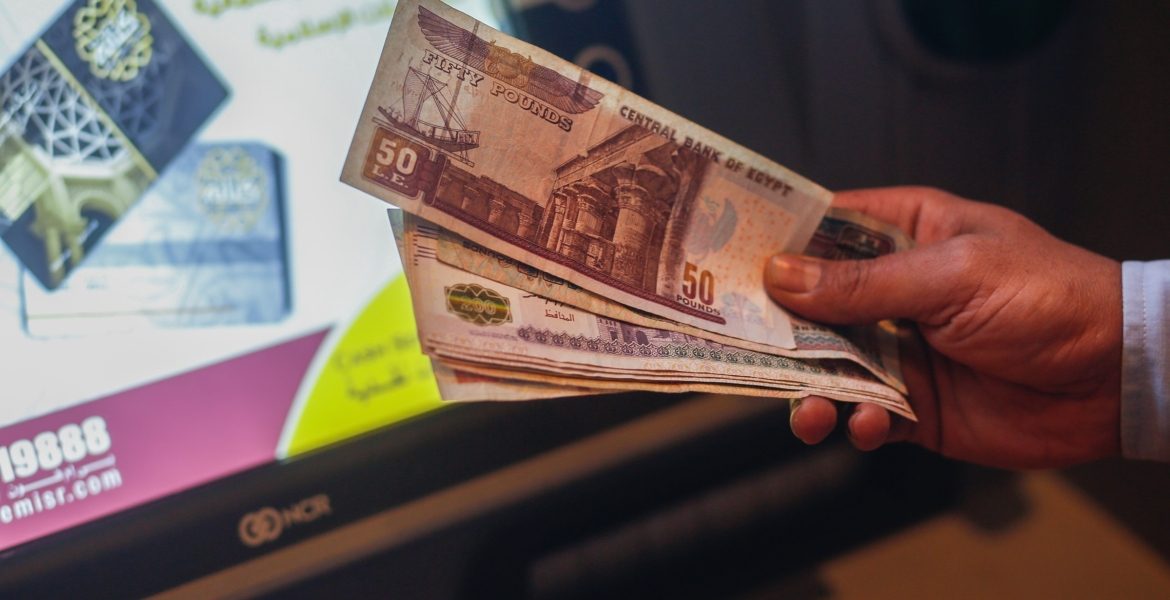 زيادة الرواتب بمصر تطلق تكهنات باقتراب التعويم.. فهل يقدم الحل لأزمة الجنيه؟ هذا ما يقوله التاريخ القريب