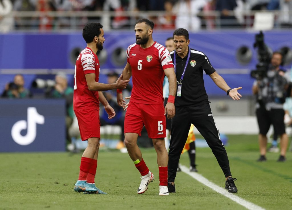 مدرب منتخب الأردن النشامى الحسين عموتة قبل نهائي كأس آسيا 2023 (رويترز)
استقالة عموتة