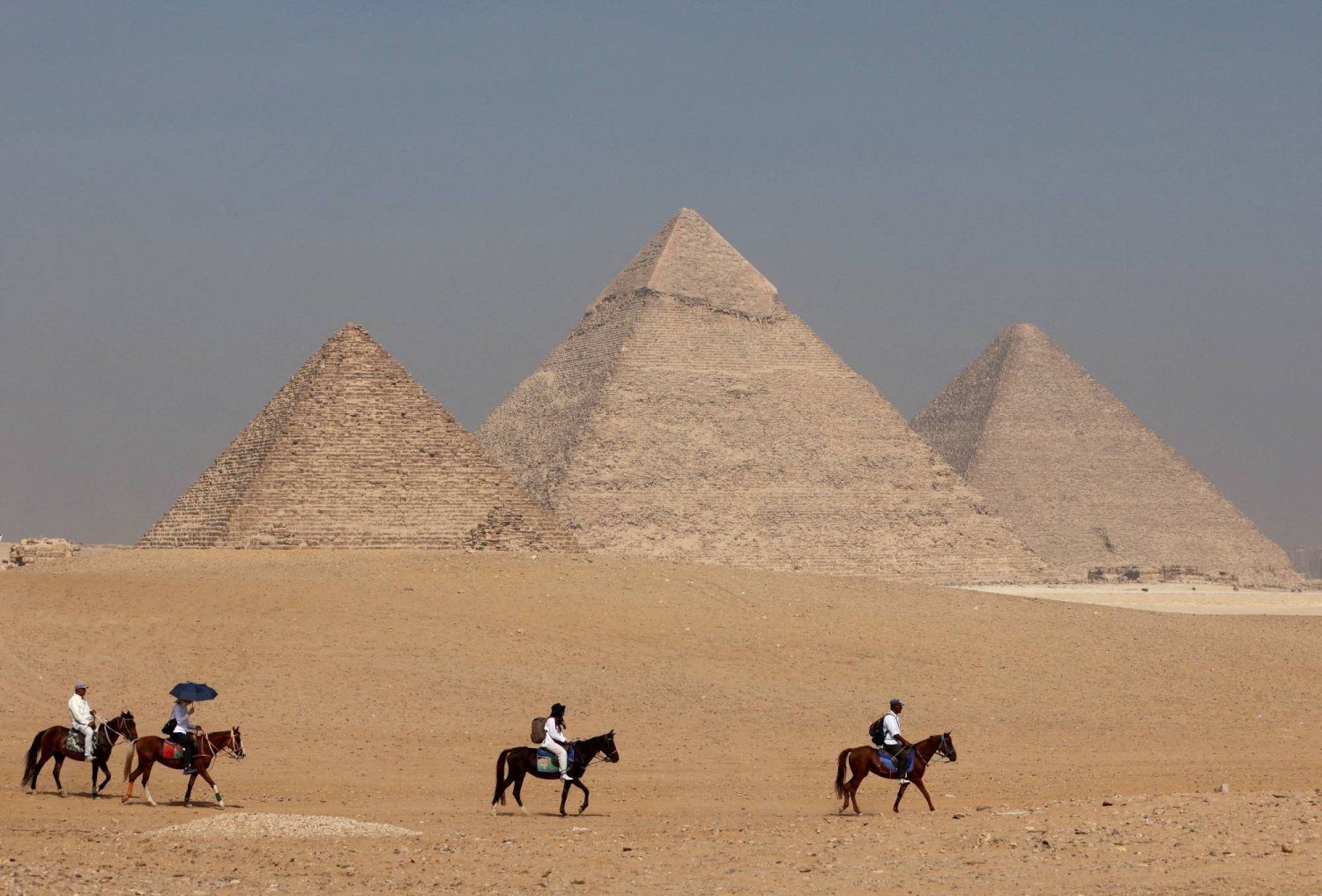 مصر تنهي الجدل بشأن مشروع “تبليط الهرم”.. هذا ما قررته بعد استشارة لجنة علمية تضم أجانب