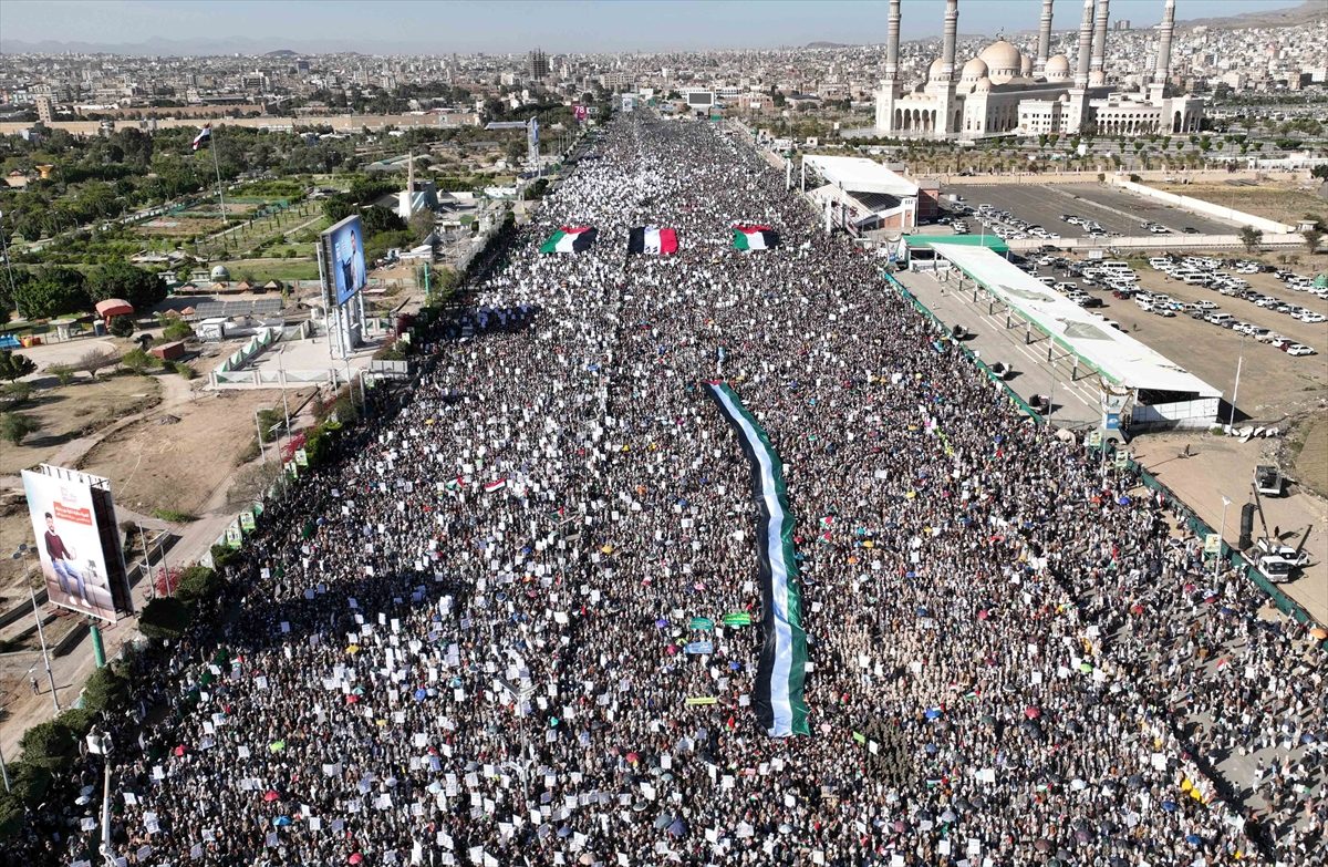 “أوقفوا المذابح والمجاعة في غزة”.. مئات آلاف اليمنيين يتظاهرون بصنعاء وتعز دعماً للقطاع 