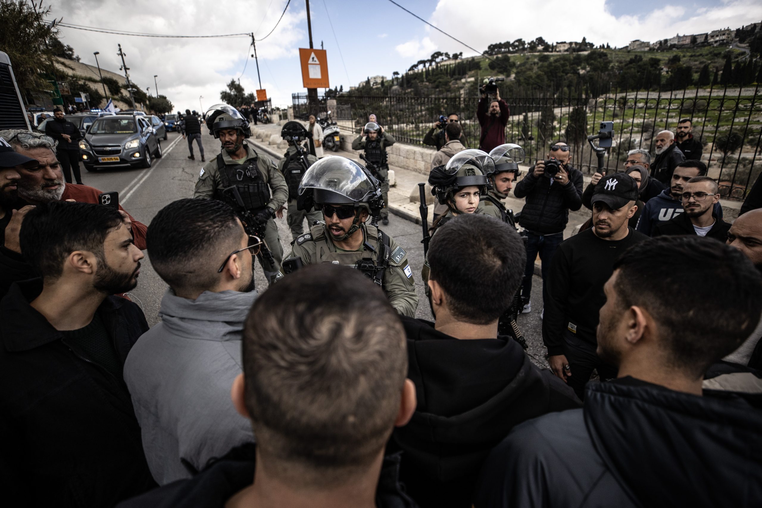 الاحتلال يحاصر “الأقصى” ويمنع الآلاف من الوصول إليه.. فلسطينيون أدوا أول صلاة تراويح بالشوارع والأزقة (فيديو) 