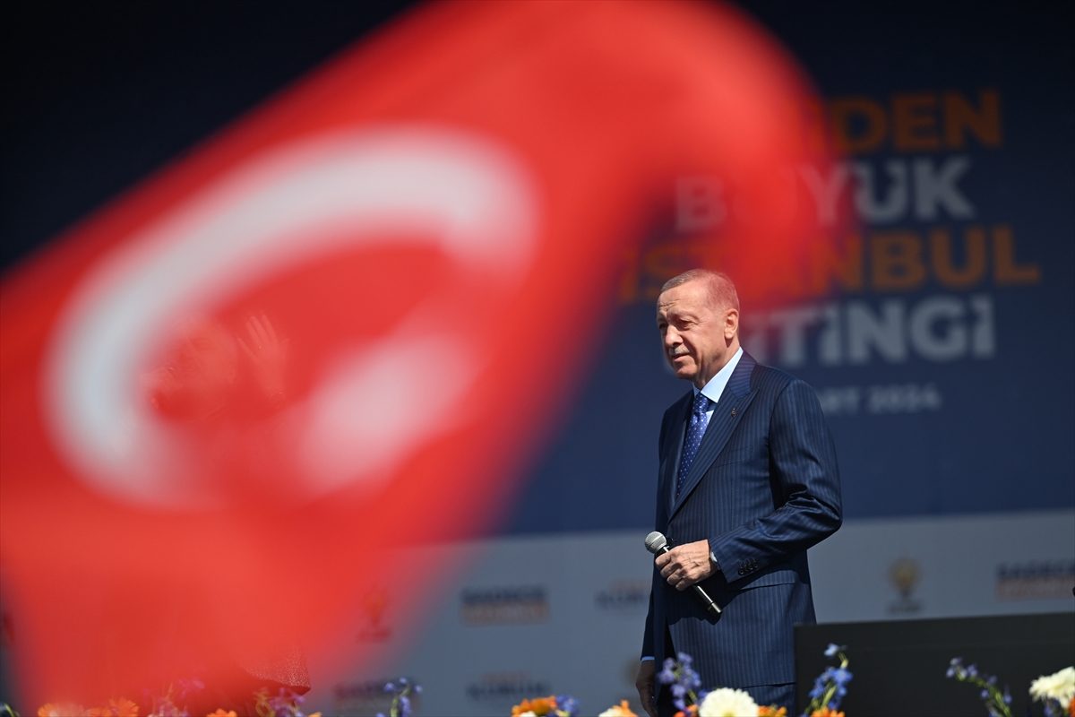 أنشدا أغنية لـ”إبراهيم تاتليس”.. أردوغان يستهلّ كلمته خلال التجمع الانتخابي بإسطنبول بالغناء مع جنغيز كورت أوغلو (فيديو)
