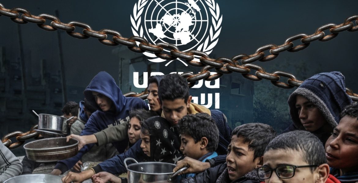 مواطنون من غزة ينتظرون المساعدات/عربي بوست