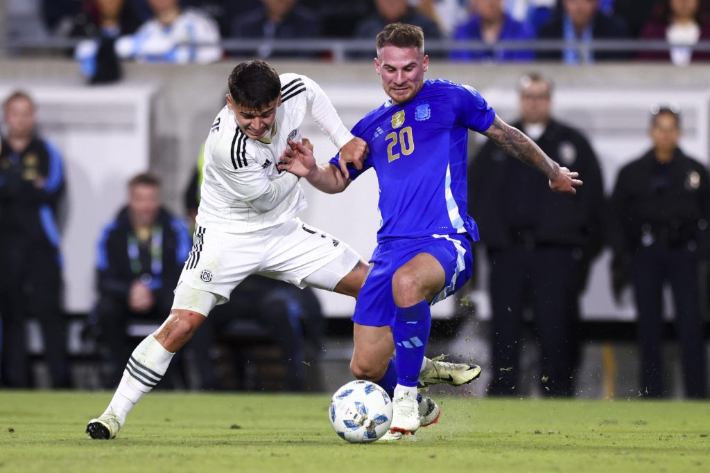 أليكسس ماك أليستير بقميص منتخب الأرجنتين - رويترز