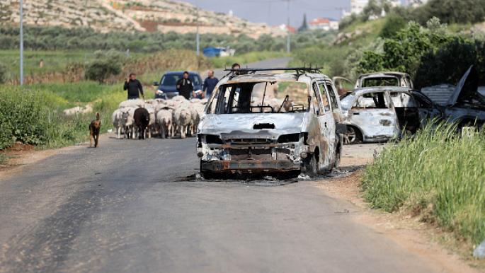 فيديو لمستوطنين يحرقان سيارة فلسطينية بحراسة جيش الاحتلال! سكب أحدهما مادة مشتعلة والآخر أشعل النار