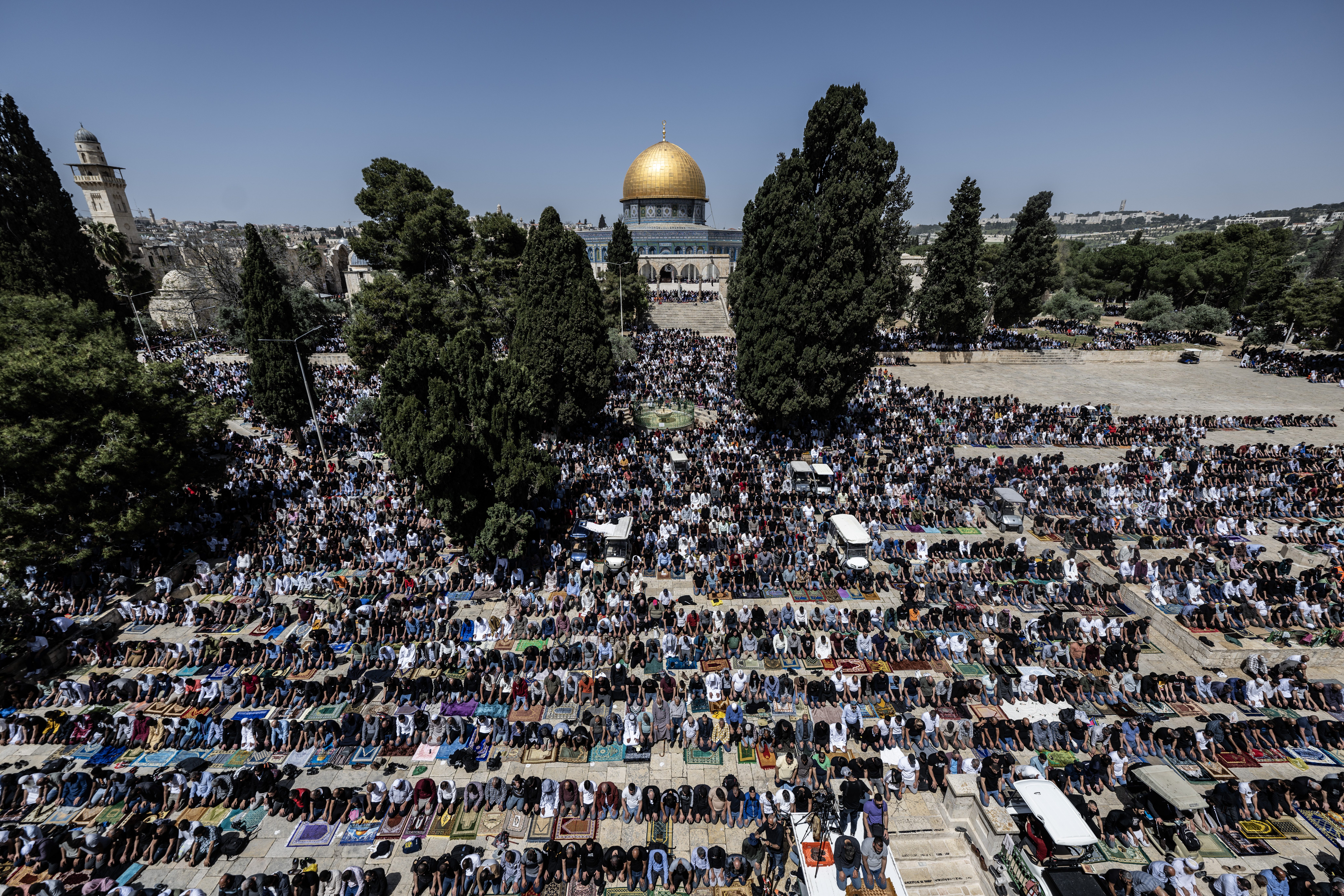 120 ألف مصلّ بالأقصى يؤدون صلاة آخر جمعة من رمضان