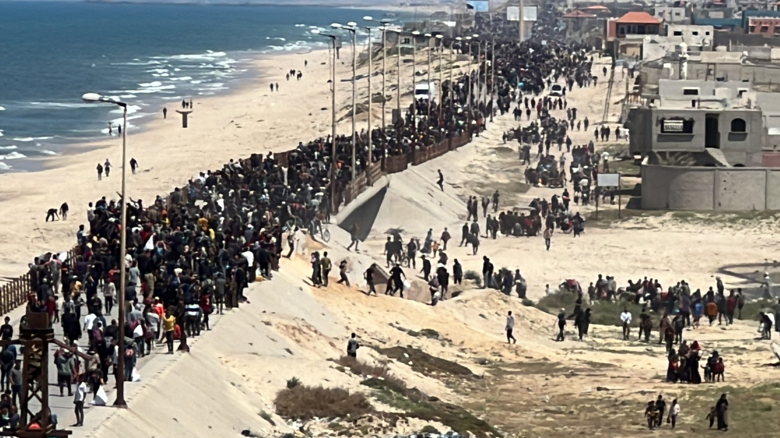 قصف إسرائيلي يطال مئات النازحين أثناء عودتهم لمنازلهم شمال قطاع غزة.. أسفر عن استشهاد فلسطينية وإصابة آخرين (صور)