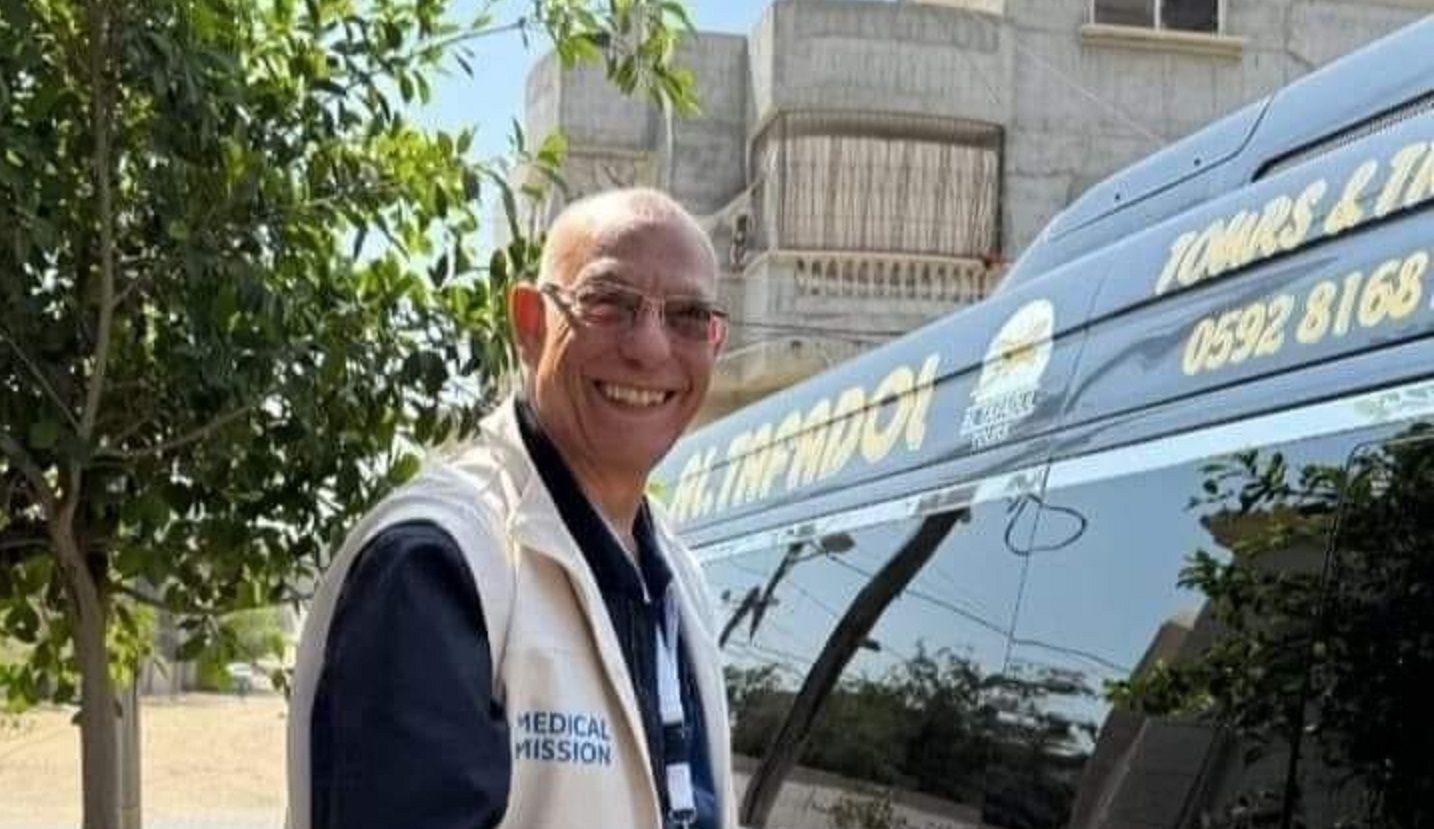 “جئت لأموت هنا”.. إشادة واسعة بجرَّاح عظام مصري شهير دخل غزة للمشاركة في علاج المصابين
