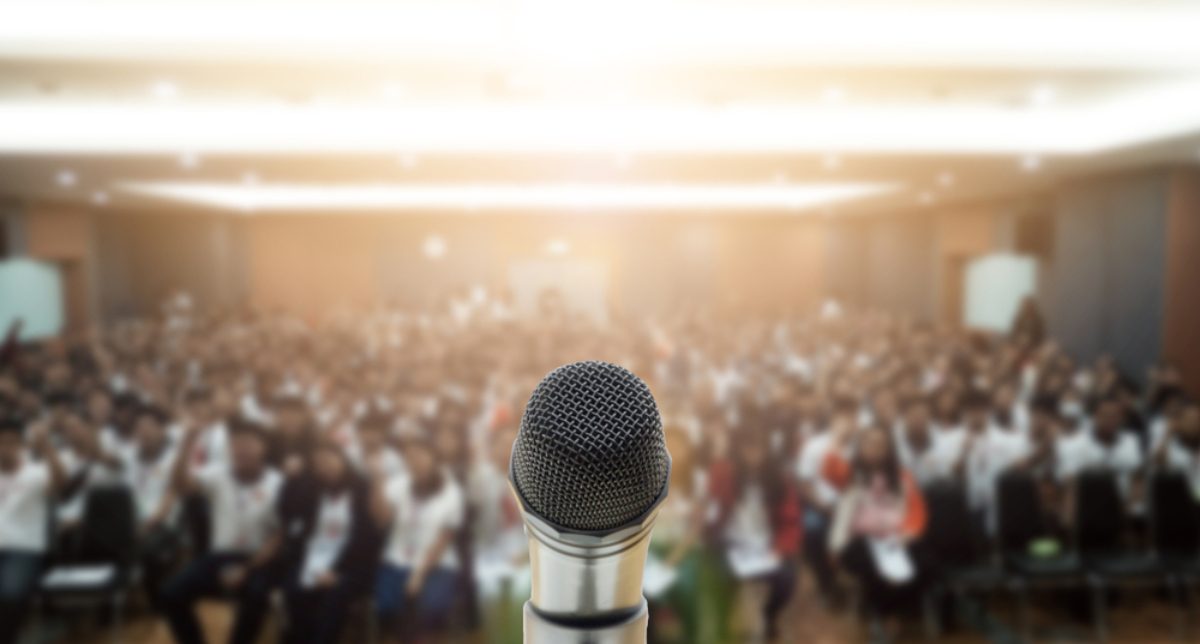 كيف تكتسب مهارة الخطابة ولا تخشى من التحدث أمام الجمهور؟