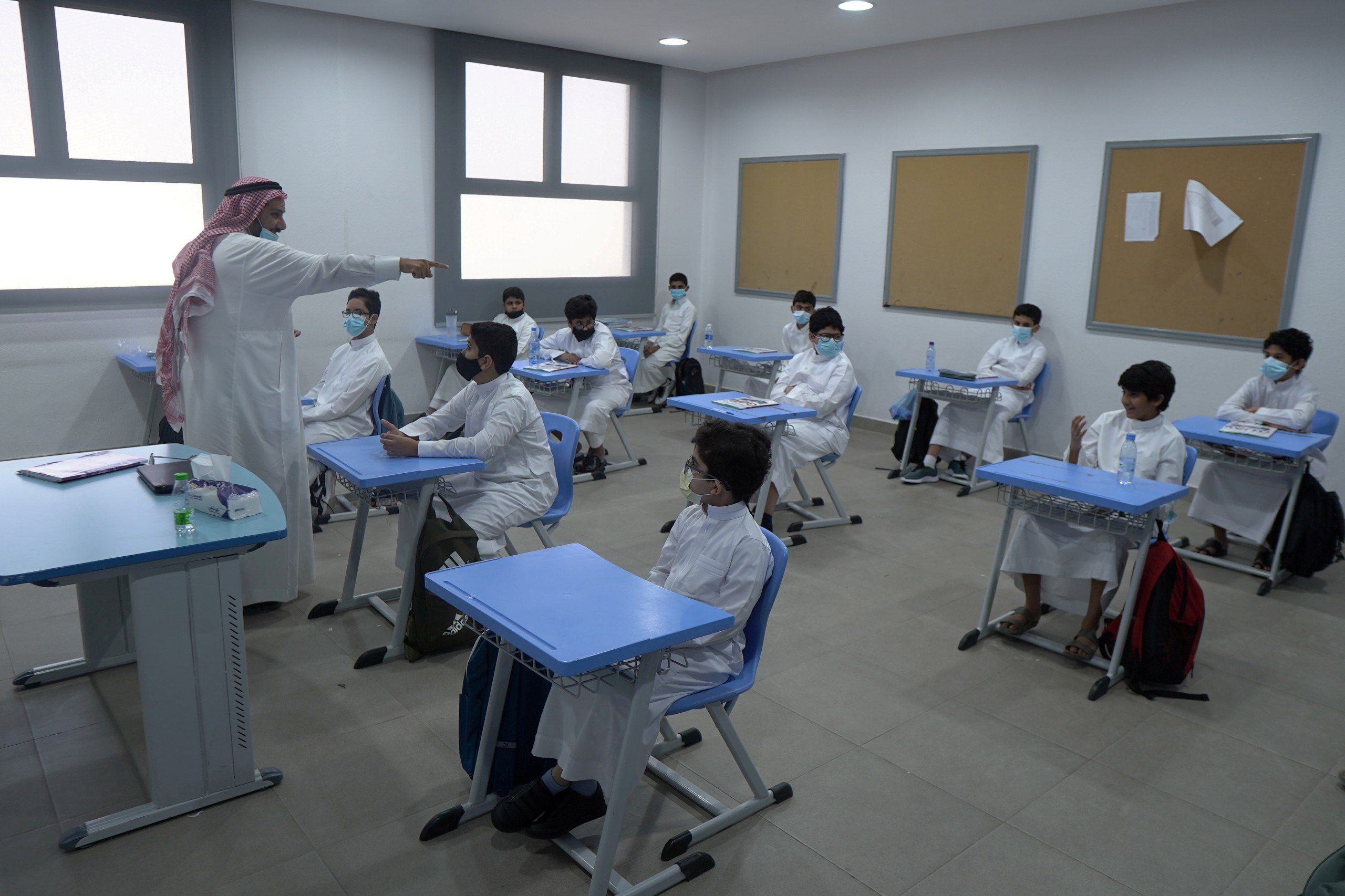 “الإسرائيليون” بدلاً من “الصهاينة” وإزالة اسم فلسطين من الخريطة.. دراسة: السعودية أدخلت تغييرات في المناهج الدراسية  