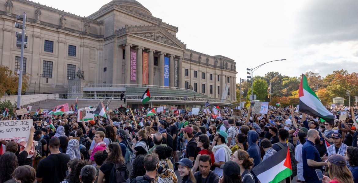 اعتقال 19 طالباً داعمين لفلسطين بجامعة بنسلفانيا.. وبايدن يحضر حفل تخرج ويصف ما يحدث في غزة بـ”المفجع”