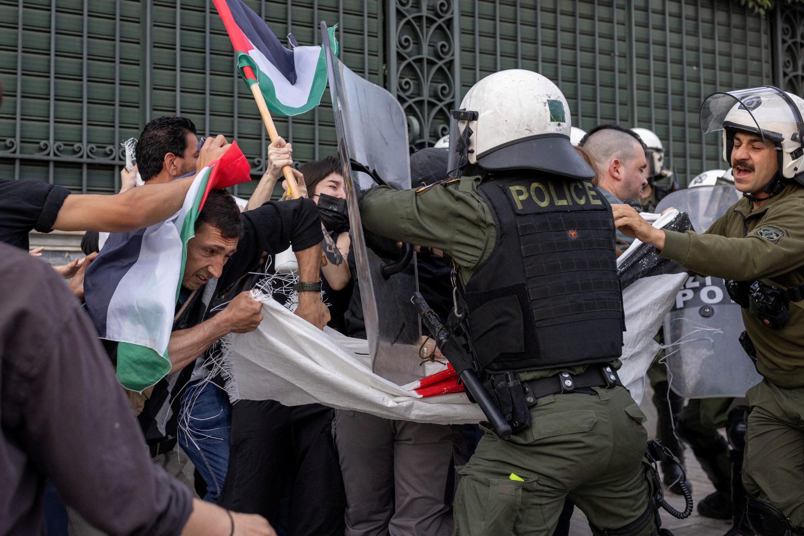 أوروبا تواجه اتساع مظاهرات الطلاب ضد جرائم الاحتلال بالقمع.. اشتباكات عنيفة واعتقالات في العديد من العواصم 