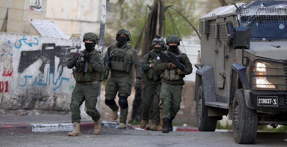 استشهاد فلسطيني في طولكرم بالضفة.. وقوات الاحتلال تقتحم أريحا وتتسبب في إصابة 11 شخصاً