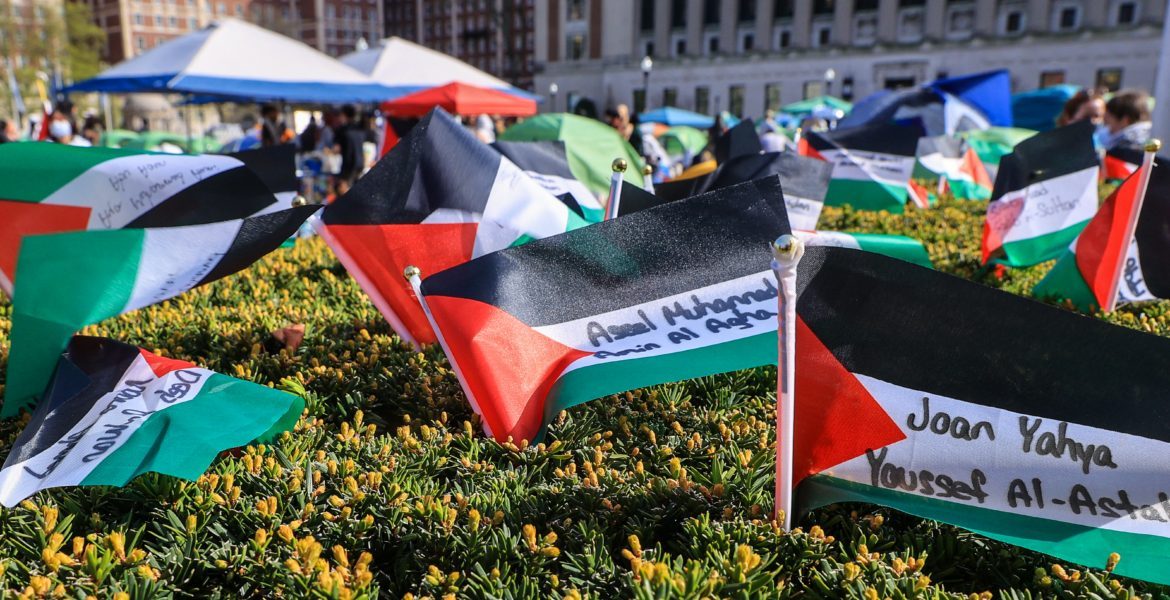 بسبب مشاركتهم في حراك داعم لفلسطين.. طلاب بجامعة شيكاغو يحتجون على عدم منحهم شهادة التخرج