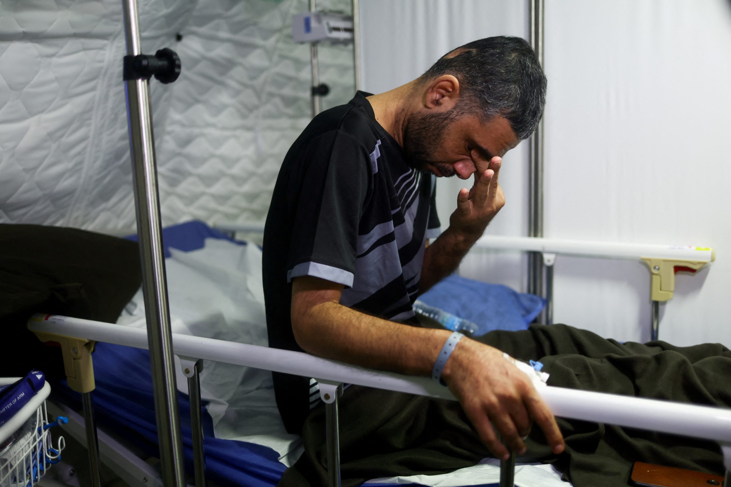 مسعف من غزة خرج من جحيم الاعتقال يروي ماذا فعل الاحتلال به من لحظة الاعتقال حتى الإفراج عنه