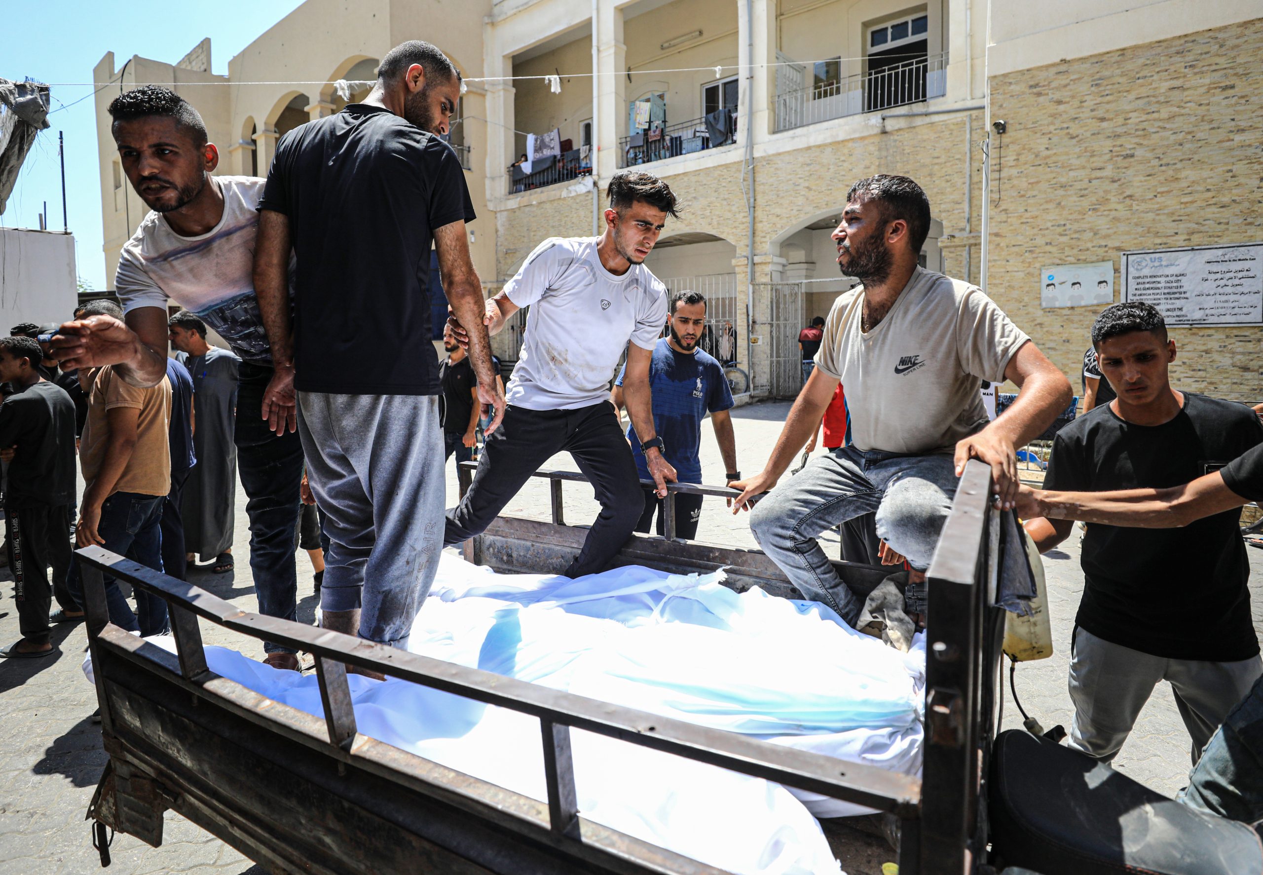 أكثر من 100 شهيد حصيلة مجزرتي خان يونس والشاطئ.. و”حماس”: الاحتلال ينفذ جرائمه بغطاء كامل من أمريكا 