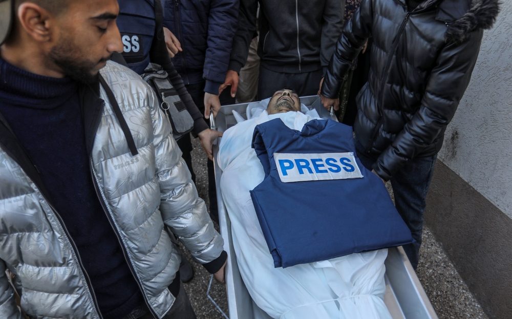 بين الحقيقة والموت: ما معنى أن تكون صحفيًا في غزة؟