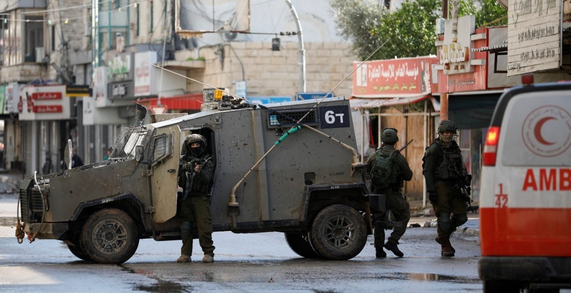 “خطف سلاحه ولاذ بالفرار”.. هيئة بث الاحتلال: وفاة حارس أمن مستوطنة بعد أن هاجمه فلسطيني بآلة حادة