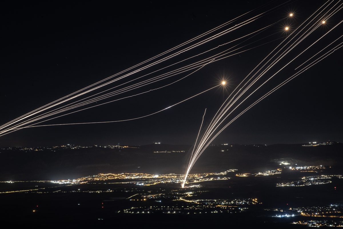 إطلاق رشقة صاروخية كبيرة من جنوب لبنان باتجاه إسرائيل.. وصفارات الإنذار تدوي في الجليل الأعلى