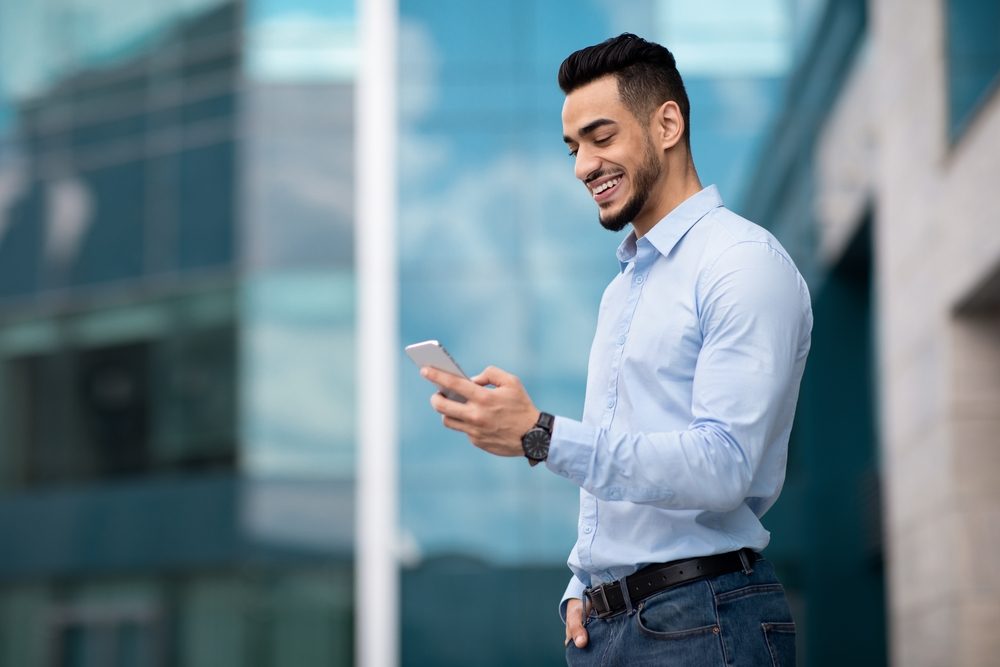 شخص يستخدم ميزة" التحقق من الوصول"