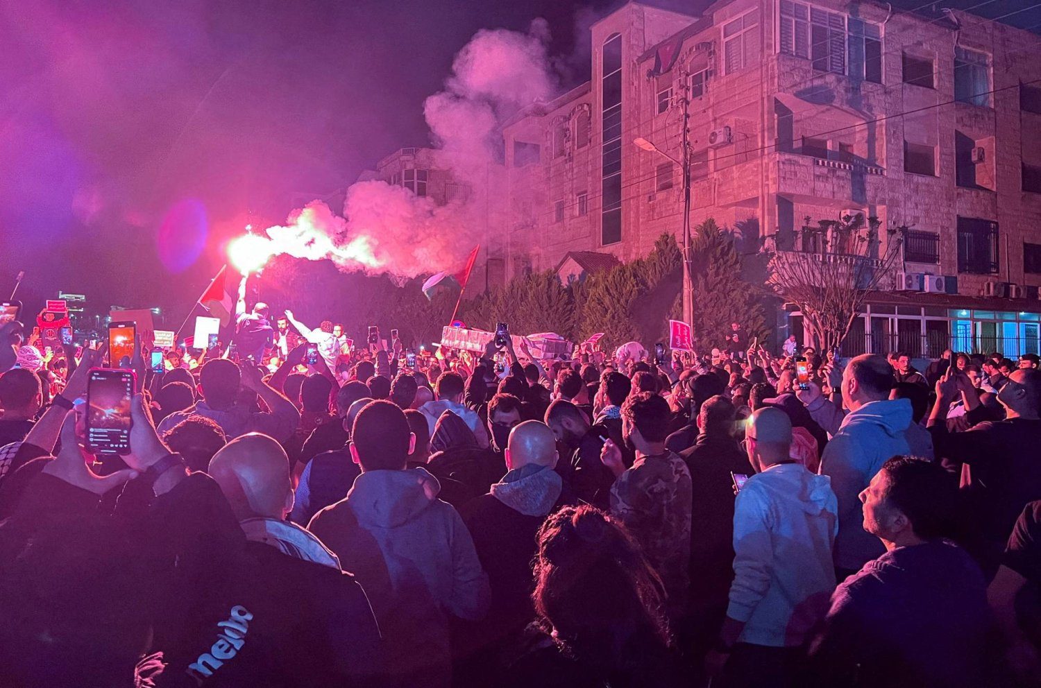 آلاف الأردنيين يخرجون في جنازة رمزية وسط عمان للإشادة بعملية معبر الكرامة (فيديو)