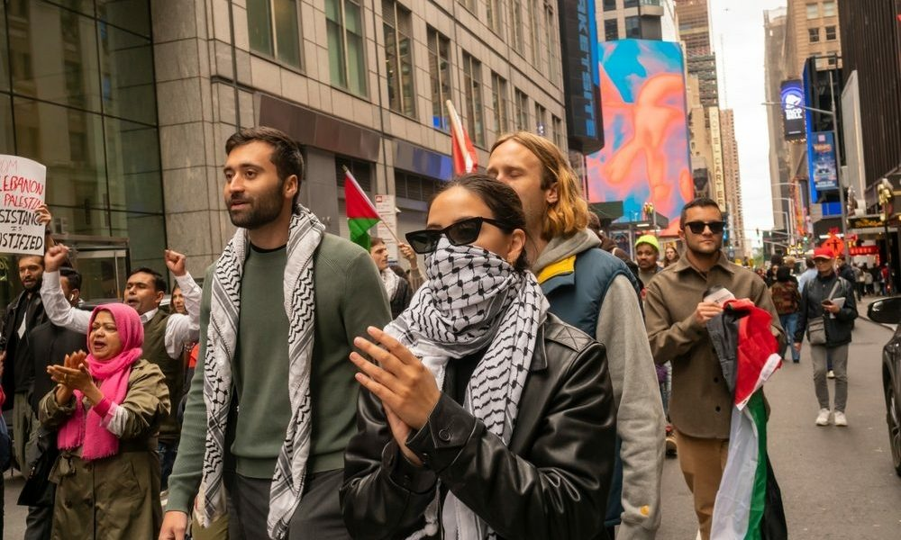 الكوفية الفلسطينية تزعجه .. متحف أمريكي يفصل 3 موظفين بعد تضامنهم مع فلسطين