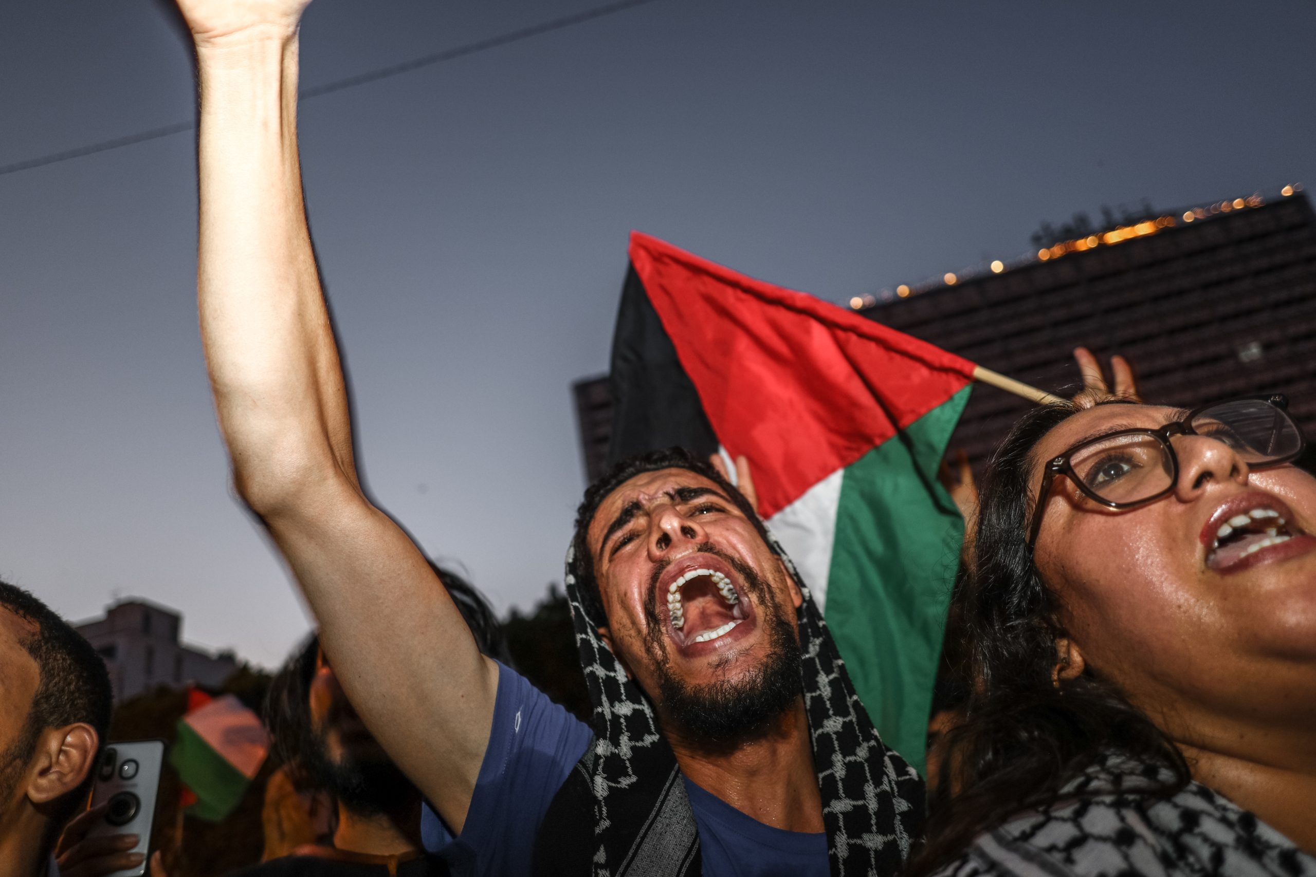 تهديد بتوجيه تهم جنائية وتنسيق مع قوات حفتر.. مصادر تكشف مسارات تعامل السلطات المصرية مع نشطاء المسيرة العالمية وقافلة الصمود